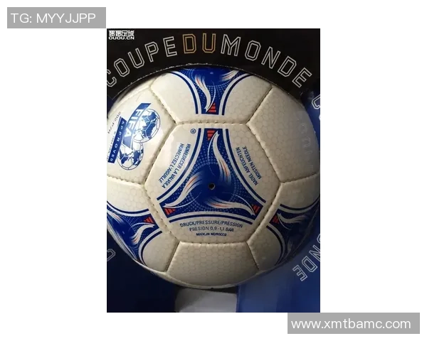 球星卡水晶足球独特设计揭示足球收藏新趋势与未来潜力