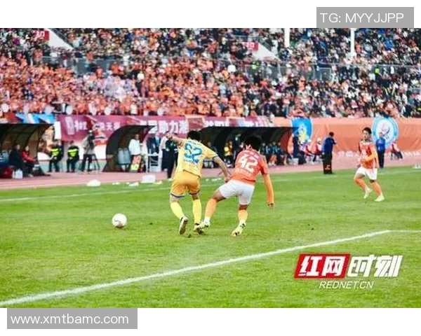 足坛巨星炫酷腿技展现极致控球艺术引爆绿茵赛场激情时刻